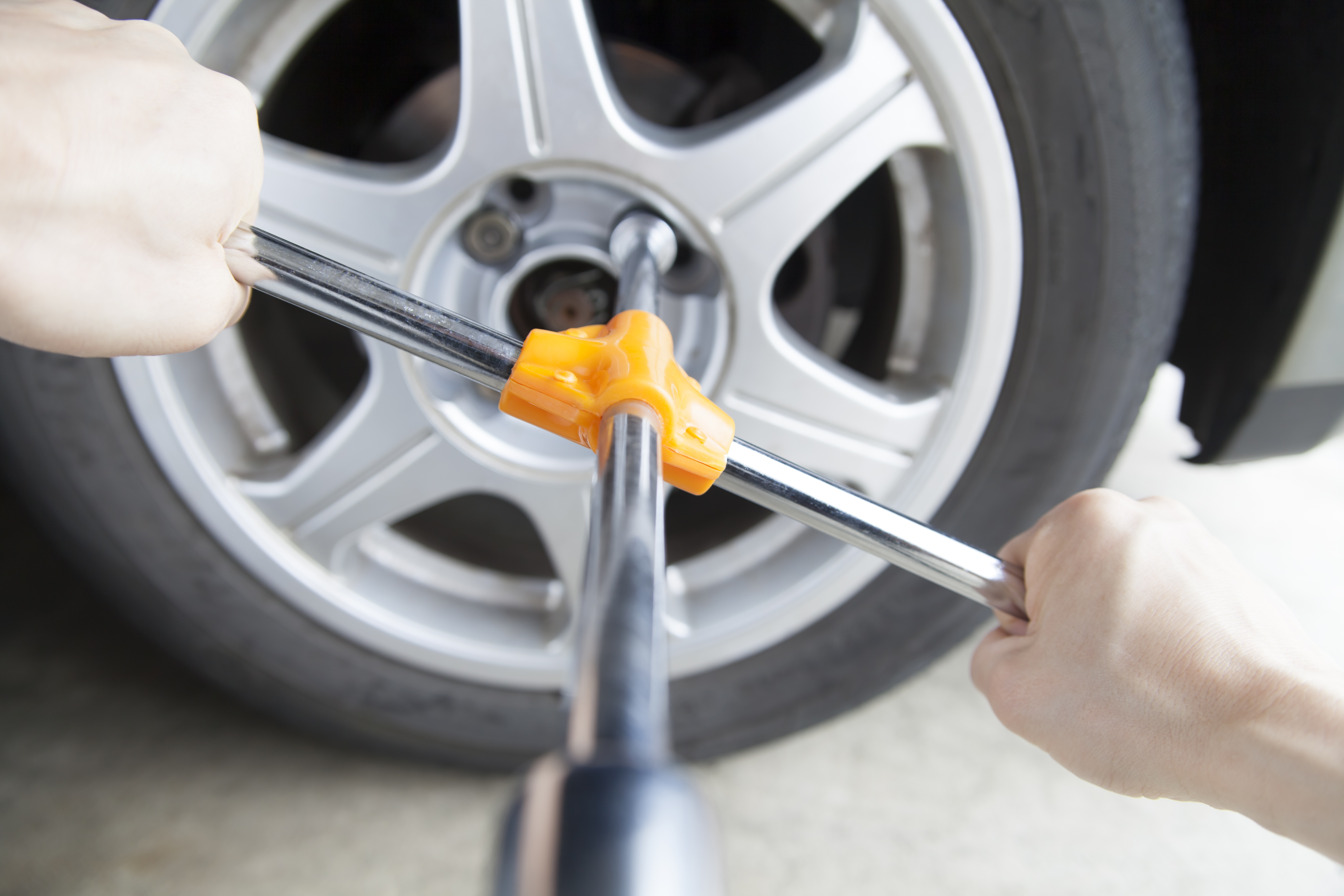 Где менять колеса. Замена колеса. Для зачистки покрышек. Инструменты для замены калёс. Repair car Tires.